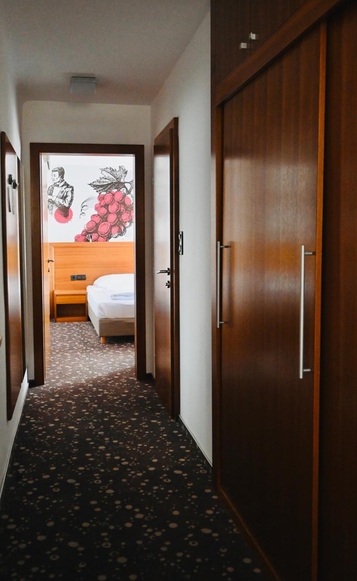 Hotel Piramida Máribor Exterior foto